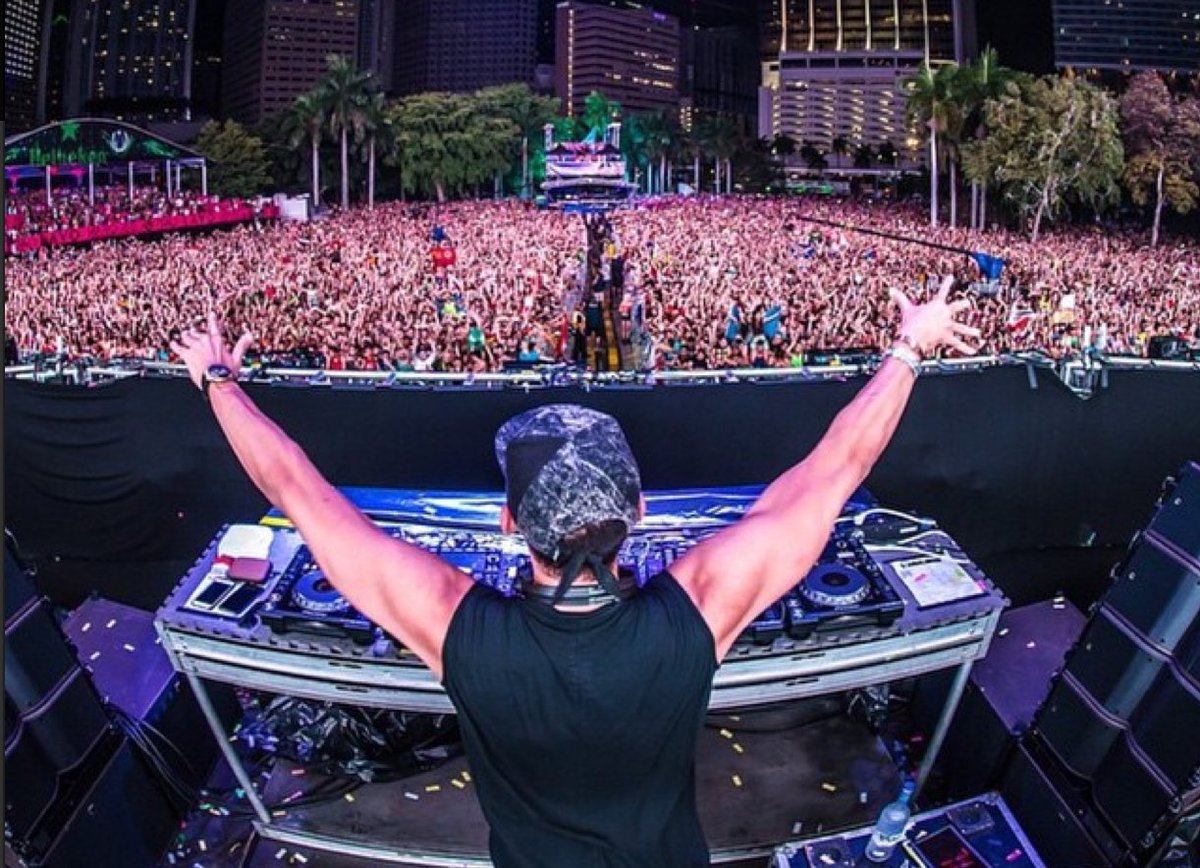 1peruvianguy's tweet photo. #ateam how many IDs will afrojack play tonight?? ✌️🅰️🤔 #ultrajack #ultra2017 https://t.co/qk7cZ0OsqH