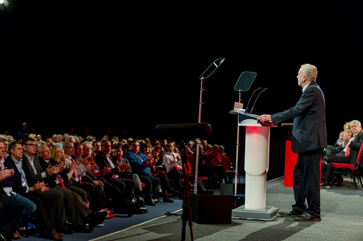 HirstPhotos's tweet photo. Packed conference floor for @jeremycorbyn keynote speech at #welshlab17 https://t.co/8UQUAeSI7R
