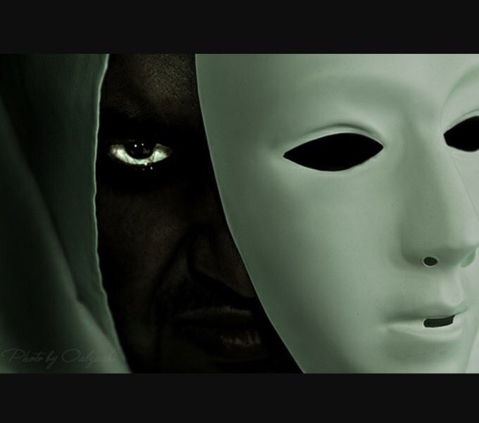 #شتقول_لابو_وجهين
بعض الأوآدم شوفها
يبعد الضيق
تنسى معآهم الهم.
لو كنت ضآيق
وبعضهم مآتدري هو عدو
ولآ صديق
أبو وجهين في داخله
يخفي الحقايق👍🏻