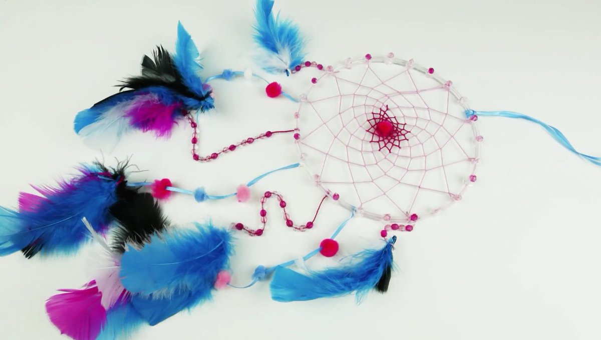 De #zomertijd gaat vannacht in! Uurtje minder slaap dus, maar geen zorgen, met deze #dromenvanger slaap je heerlijk! youtu.be/xQBb0l7OPAU