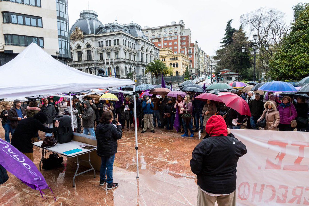 VamosOfic's tweet photo. Ni el mal tiempo evita que la fraternidad popular se extienda para decirle NO al saque de nuestros derechos #NadieSinDerechos https://t.co/He5PFFFV9M