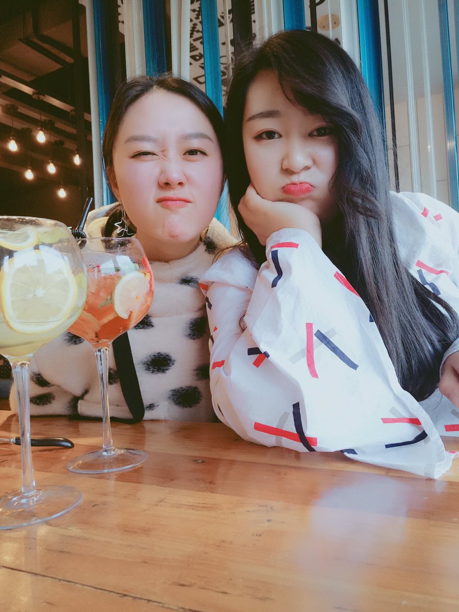 👯