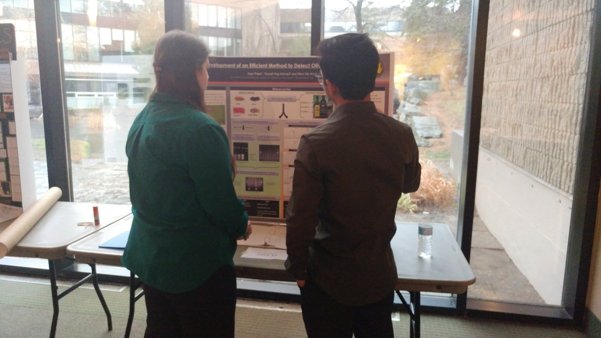 marni_macdonald's tweet photo. DSBN INNOVATIVE THINKERS at the 55th Annual Niagara Regional Science Fair. #NRSEF2017 #DSNB https://t.co/BV4j0z8MF0