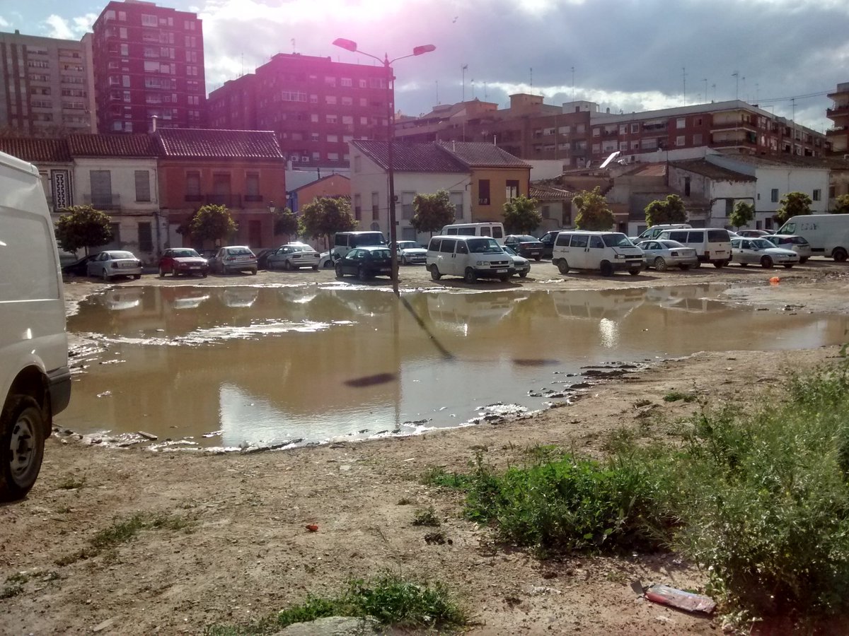 Todo el año lleva esta "piscina natural" en #orriols...hasta cuándo? <a href="/joanribo/">Joan Ribó</a>