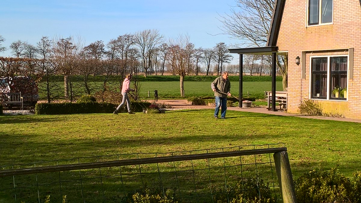 westhoffbert's tweet photo. Drie generaties Westhoff in de tuin aan de gang @ Leijerdijk #spitten, #maaien & #poepscheppen https://t.co/i9jnkVmaiH