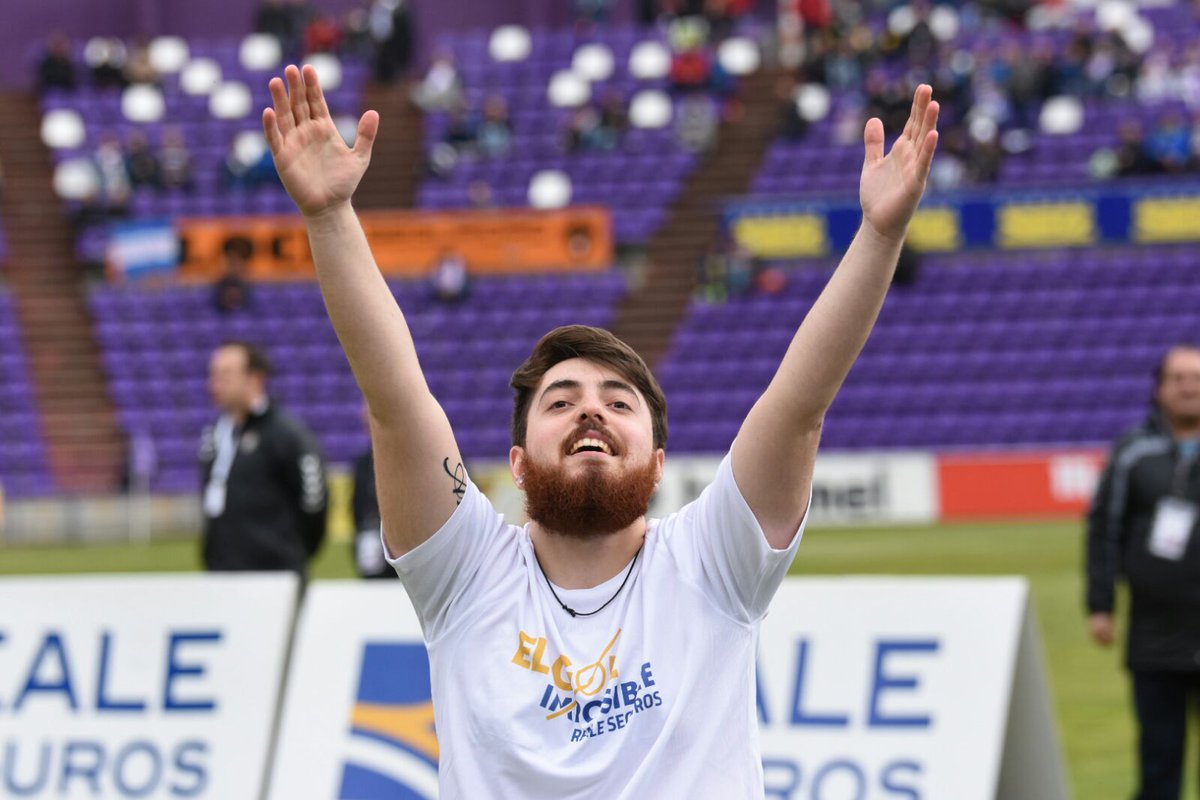 realvalladolid's tweet photo. Enhorabuena a Daniel, que marcó en Zorrilla #ElGolImposibledeReale y viajará a Nueva York gracias a @Reale_Seguros https://t.co/3I9HefInqx