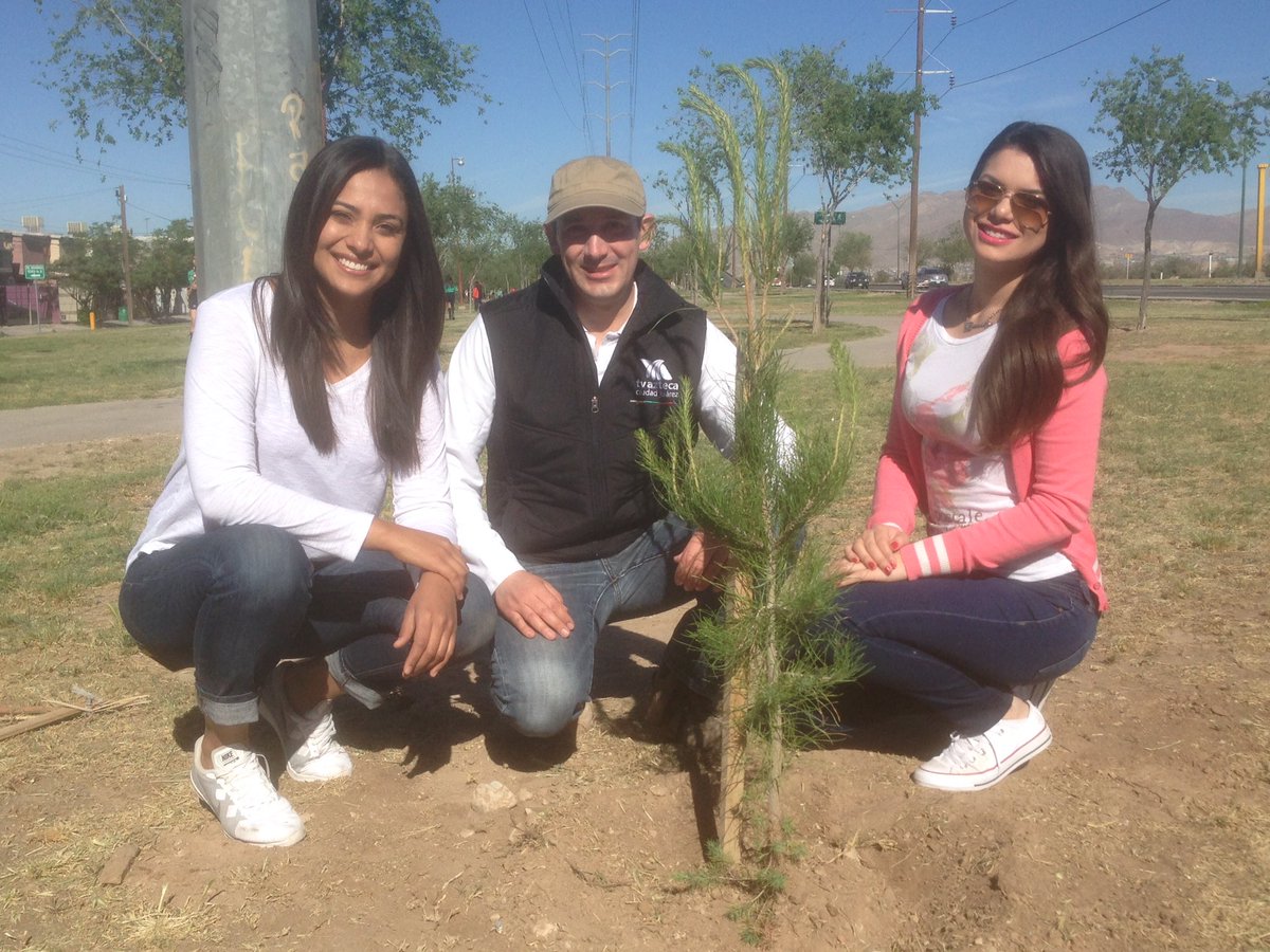 CarlosMacedoCom's tweet photo. #GuardianesdelBosque damos mantenimiento a los árboles del Parque Lineal Cuatro Siglos en Cd. Juárez. @_raquelramirez @PriscillaRiosD https://t.co/BU46phw8LY