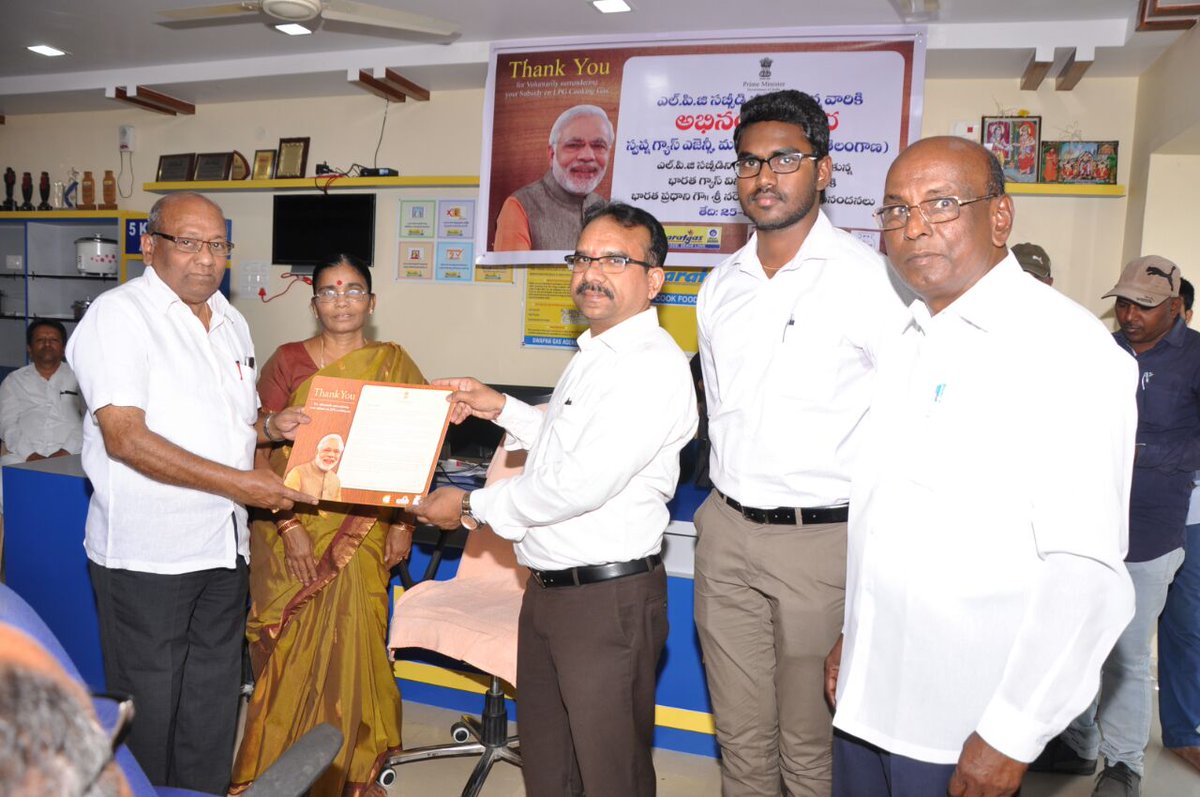 BPCLKurnool's tweet photo. Give it Up. Prime minister thank you letters handed over to Bharatgas customers at Swapna Bharatgas, Mahabubnagar District of Telangana. https://t.co/gGHtQwABoL