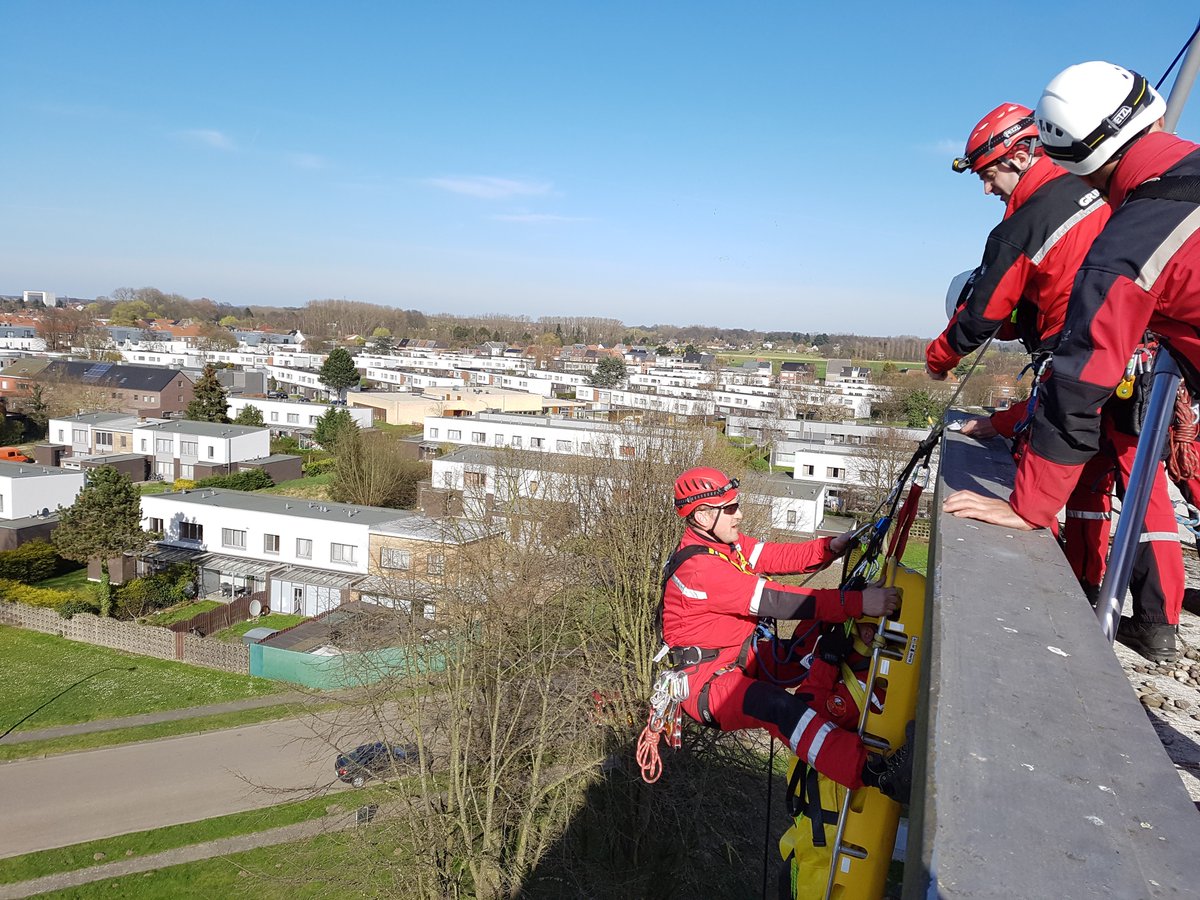De Mahatma Gandhiwijk #Mechelen vormde vandaag een geliefd oefendecor voor een 50-tal brandweermensen. facebook.com/brandweermeche…