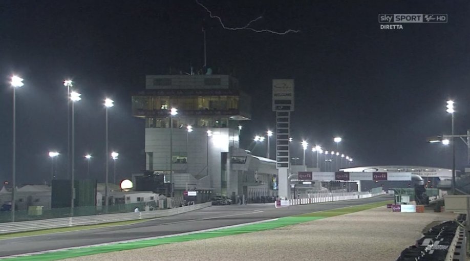 SkySportMotoGP's tweet photo. Fulmini e saette in #QatarGP! 🌩
I piloti saranno pronti a correre su un tracciato non completamente asciutto? #SkyMotor https://t.co/6fHbbhtsr6