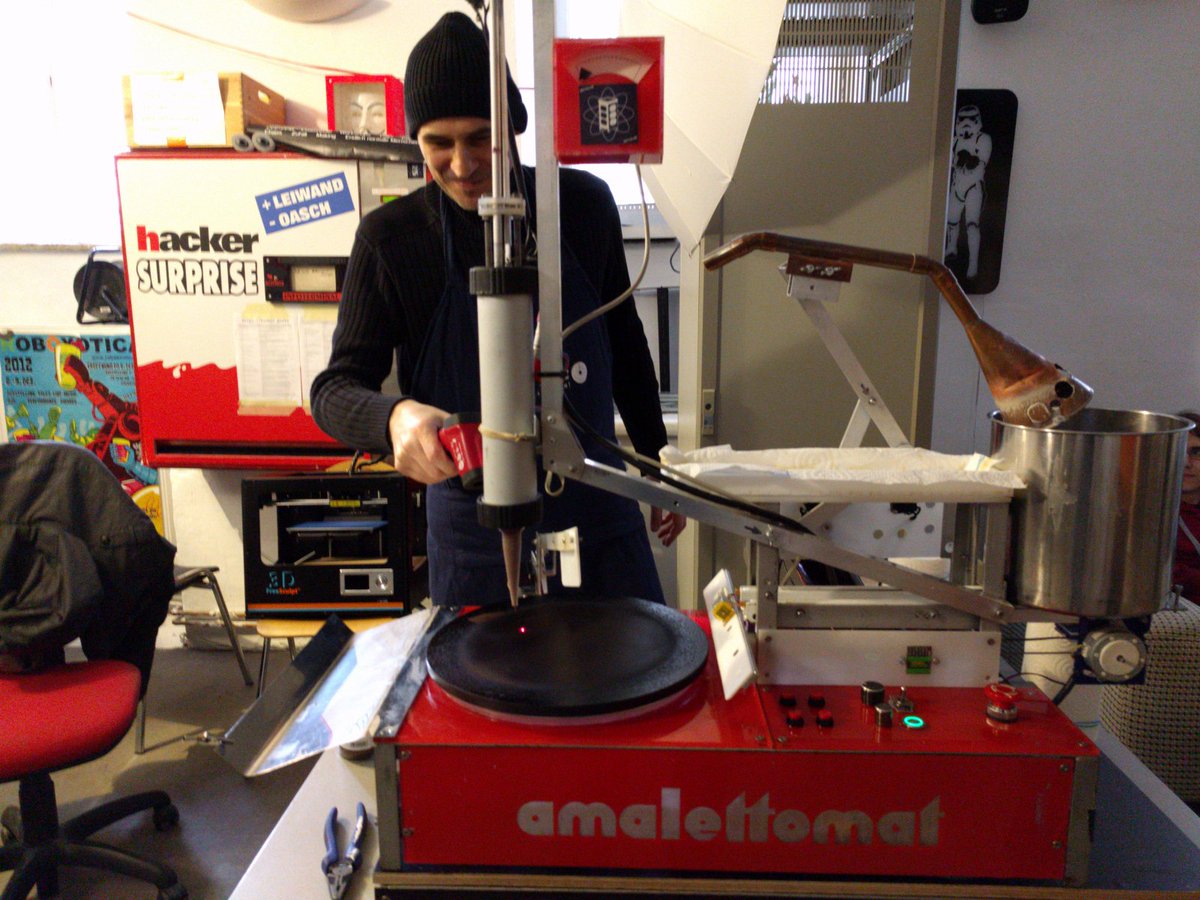 leandiyolo's tweet image. Der Amalettomat wird frisch kalibriert. #openhackerspaceday @MetalabVie