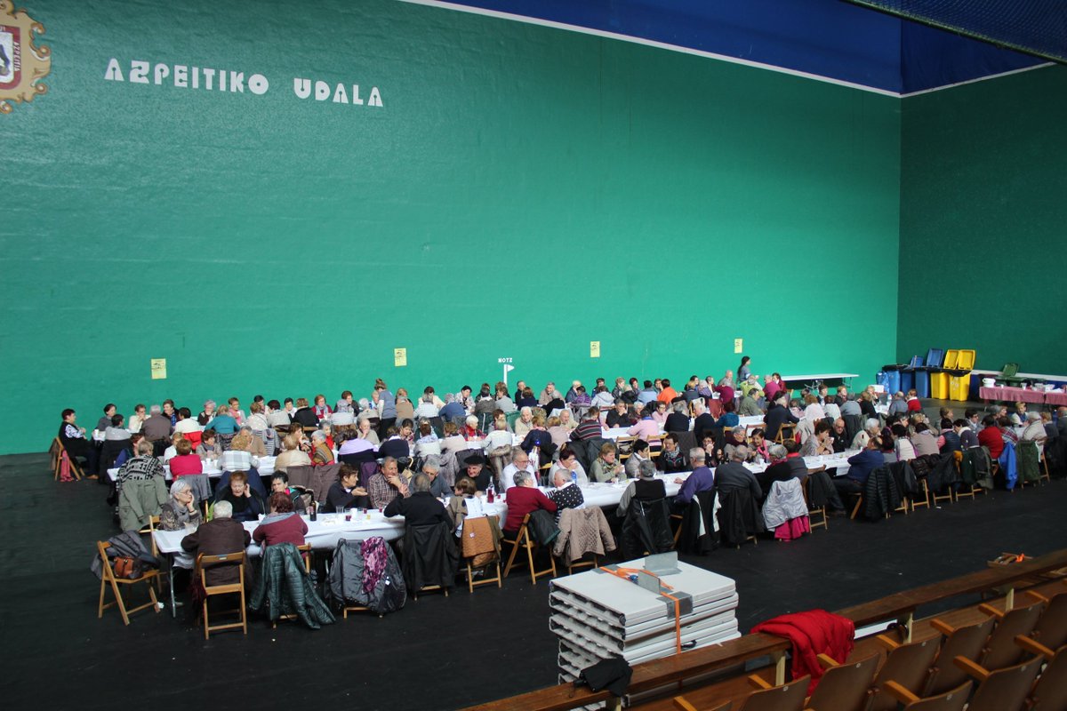 160 bat jubilatu elkartu dira gaur Azpeitian, Gipuzkoako Jubilatuen Topaketetan urolakosta.hitza.eus/2017/03/25/160…