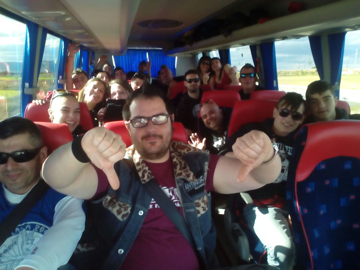 Llegando a Murcia en autobús. Por que esta noche es una noche de punk patatero en la sala el @garajebeat con <a href="/MKB_Ofizial/">Manolo Kabezabolo</a> <a href="/arpaviejaspunk/">Arpaviejas Oficial</a>