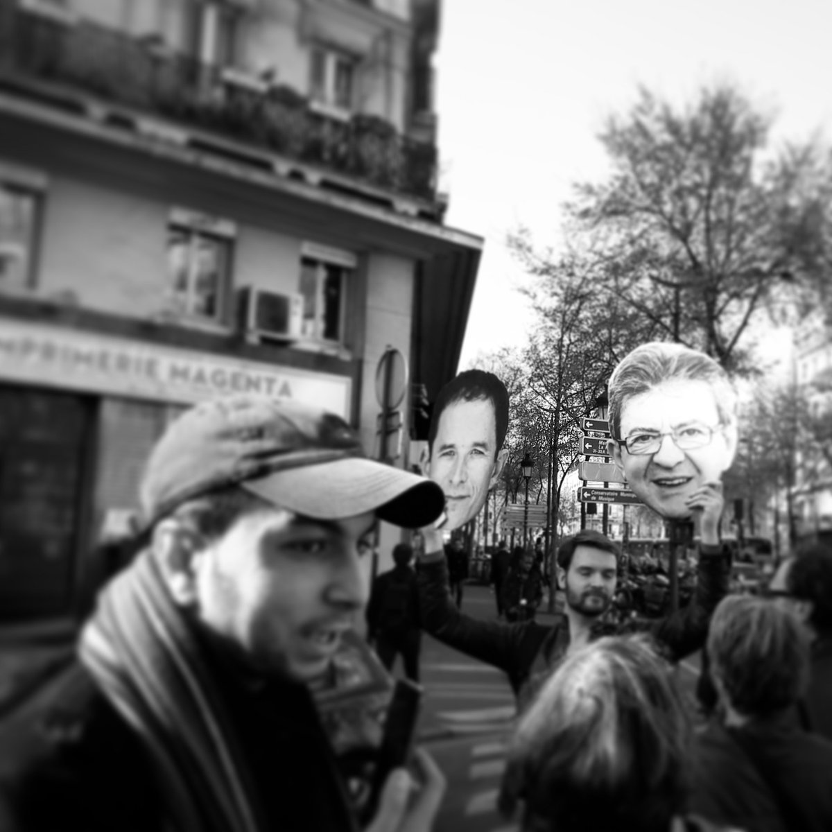 cherjul's tweet photo. DERNIÈRE MINUTE -On a croisé #Hamon et #Melenchon main dans la main ds les rues de #Paris ! #HamonMelenchon #Union #Love #Presidentielle2017 https://t.co/D24nhOjvns