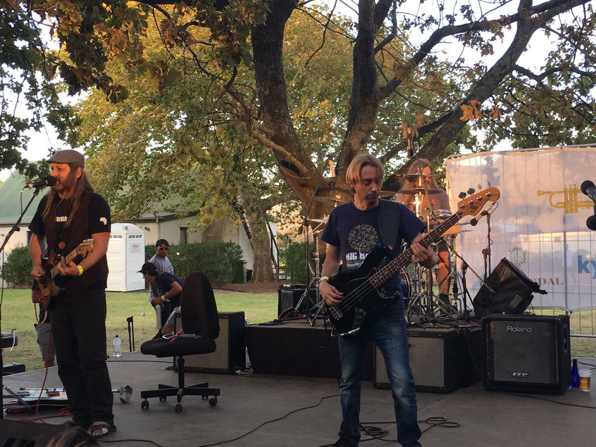 Ons jam saam met <a href="/akkedisband/">Arthur Dennis</a>. Die son is besig om te sak en ons dans die nag binne. #ATKVoesfees #kultuur #Oesfees #musiek #Franschhoek