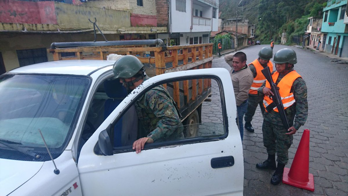 EjercitoECU's tweet photo. Batallón Capitán Díaz realiza controles diurnos y nocturnos de forma permanente en los cantones #Calvas y #Catamayo https://t.co/3hAkswBVNR