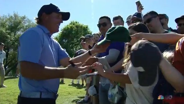 GolfChannel's tweet photo. Phil making time for the fans regardless of what happens on the course  👍🏼 https://t.co/ldQo6hv4nu