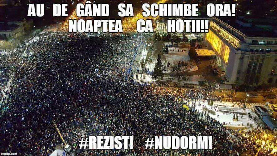 MateiMisarca's tweet photo. #rezist #nuDorm #noapteacahoții https://t.co/P03v3HlEts