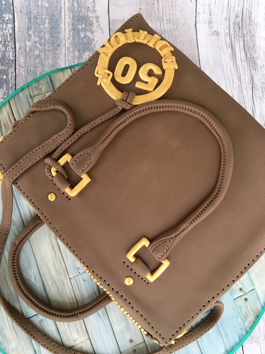 nai_nais's tweet photo. Designer MK Bag 💼 #twittercakes #cakes#nainaiscakecreations #dorsetcakes #bespokecakes https://t.co/XTJnSvTaai