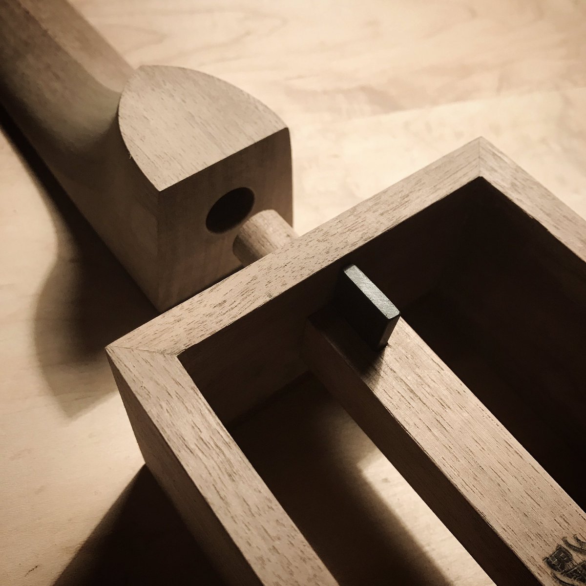 Connections.
#travelbanjo #luthier