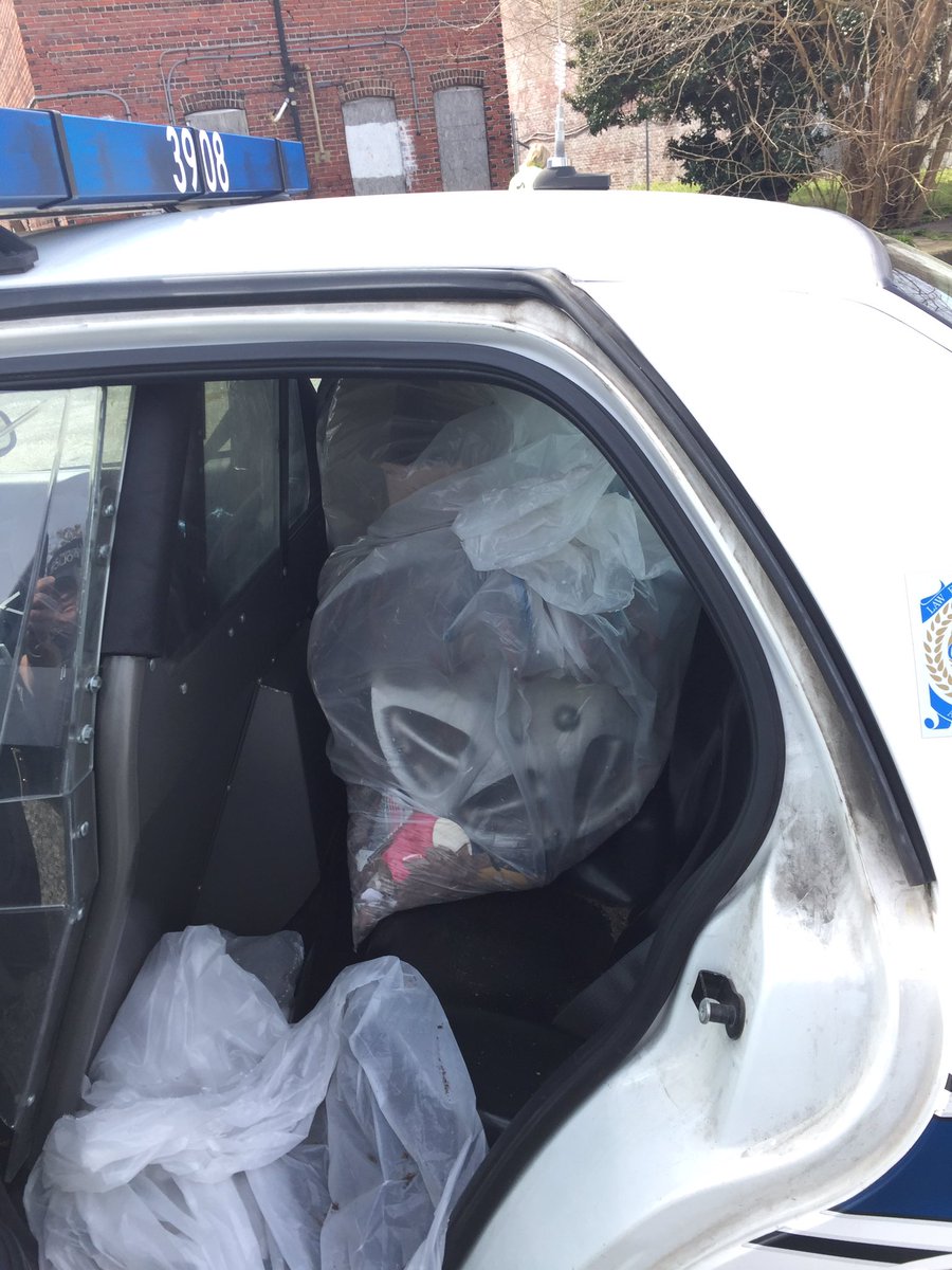 NNPDAsstChief's tweet photo. @NNPDSouth was out in force today helping clean up the neighborhood. https://t.co/tY16bN2Q7t