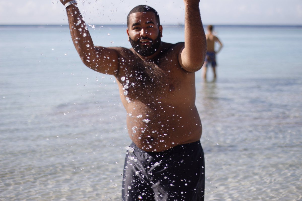FabulosoFelon's tweet photo. Flexin that confidence  #BigGuyTwitter https://t.co/2wVdBhgStV