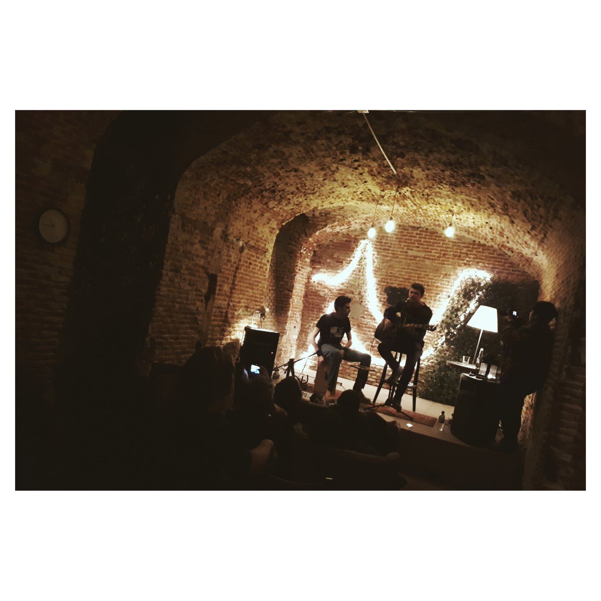 Gracias por hacer de Oniria Sessions una experiencia única. Increíble talento desprendieron @inigolowe y Alex Roddom anoche 💙🎸