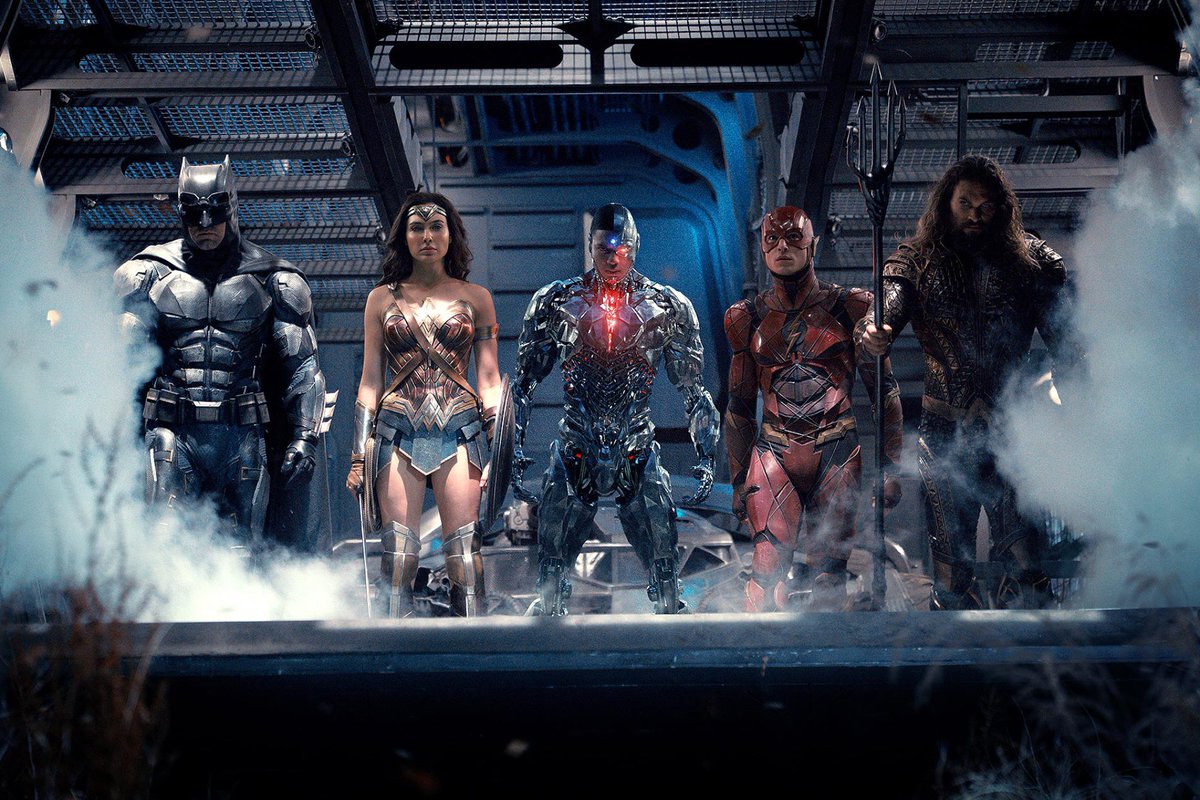 EW's tweet photo. This #JusticeLeague trailer brings a new age of heroes: https://t.co/XkiUZncuYM https://t.co/Ci7i89NmKC