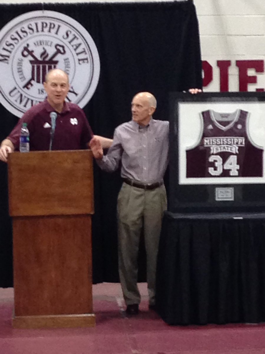 bhemphillMSU's tweet photo. Nice moment as @Ben_Howland thanks @jimellismsu for 34 years as voice of the Bulldogs. #HailState https://t.co/Sg7tgEw8oS
