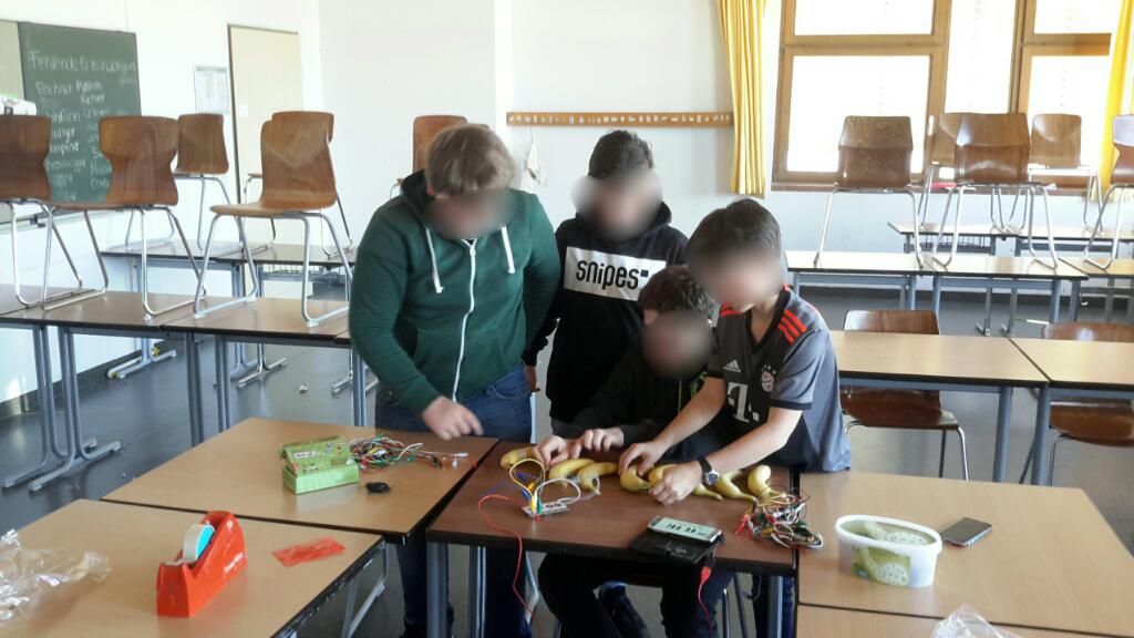 caramboolage's tweet photo. Auch dieses Jahr wieder Begeisterung im Wahlkurs über den Makey Makey. Nächstes Mal dann das Treppen-Piano. https://t.co/TGUnQ3HfMA