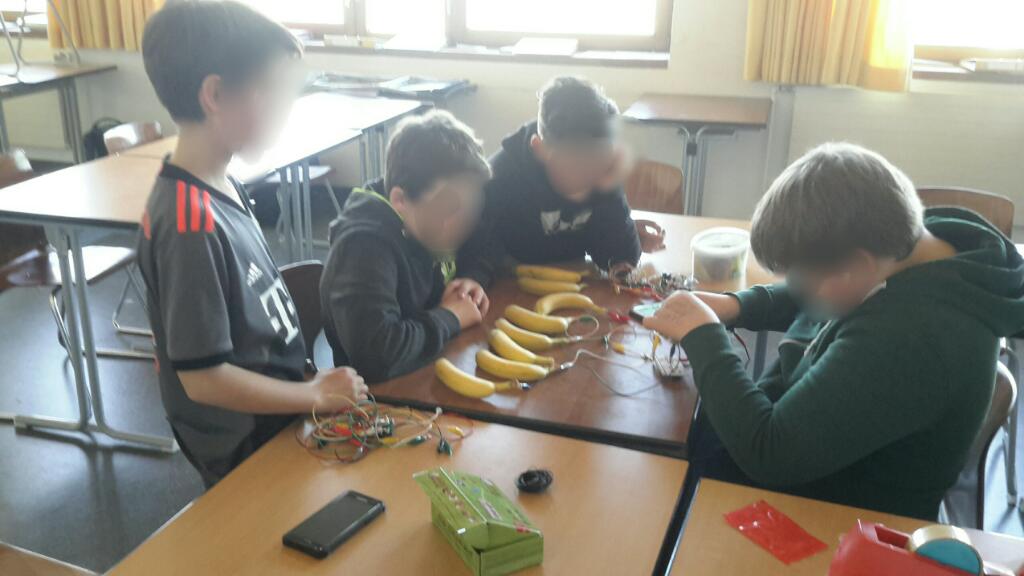 caramboolage's tweet photo. Auch dieses Jahr wieder Begeisterung im Wahlkurs über den Makey Makey. Nächstes Mal dann das Treppen-Piano. https://t.co/TGUnQ3HfMA