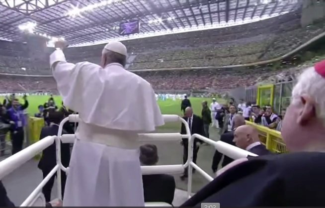 rep_milano's tweet photo. Il Papa a San Siro chiede una promessa ai ragazzi: "Mai fare bullismo e mai permettere che accada" #papamilano2017 https://t.co/8Ew1Y2CYs5 https://t.co/I0N2siWoF9