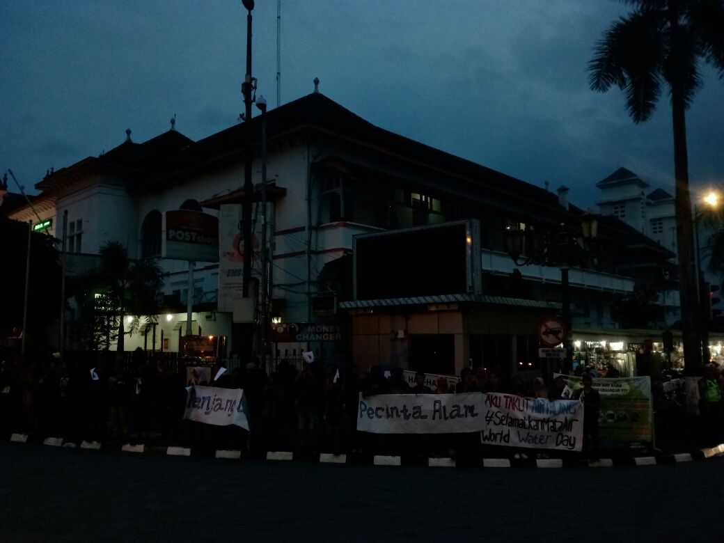Sisi Selatan..  (Depan pos)  polisi..  Aksi dan Maklumat Hari Air.  
#gerakanpecintaalamuntuknegeri
