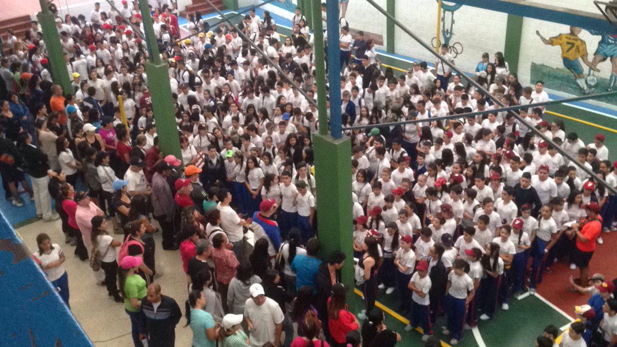 ecocervantes's tweet photo. VI Caminata Cervantes 2017 El "Cervantes camina en familia por la Vida" @pdetachira @ZonaEducTachira @SilvaEleazarL https://t.co/lNdHkmocSl