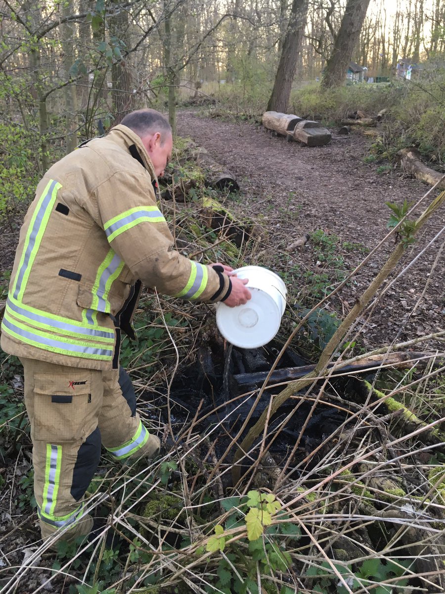 Melding #kralingseweg betrof brandende bbq resten gedumpt in het bos. Geblust en weer #inzetbaar