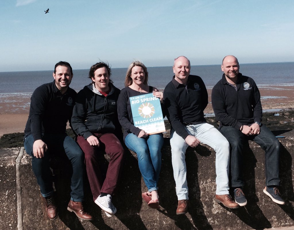 HunstantonRT's tweet image. Our £200 donation to @SupBarefoot for equipment to help Sam and @HunnyWsports @hunstantonkayak with the beach clean.