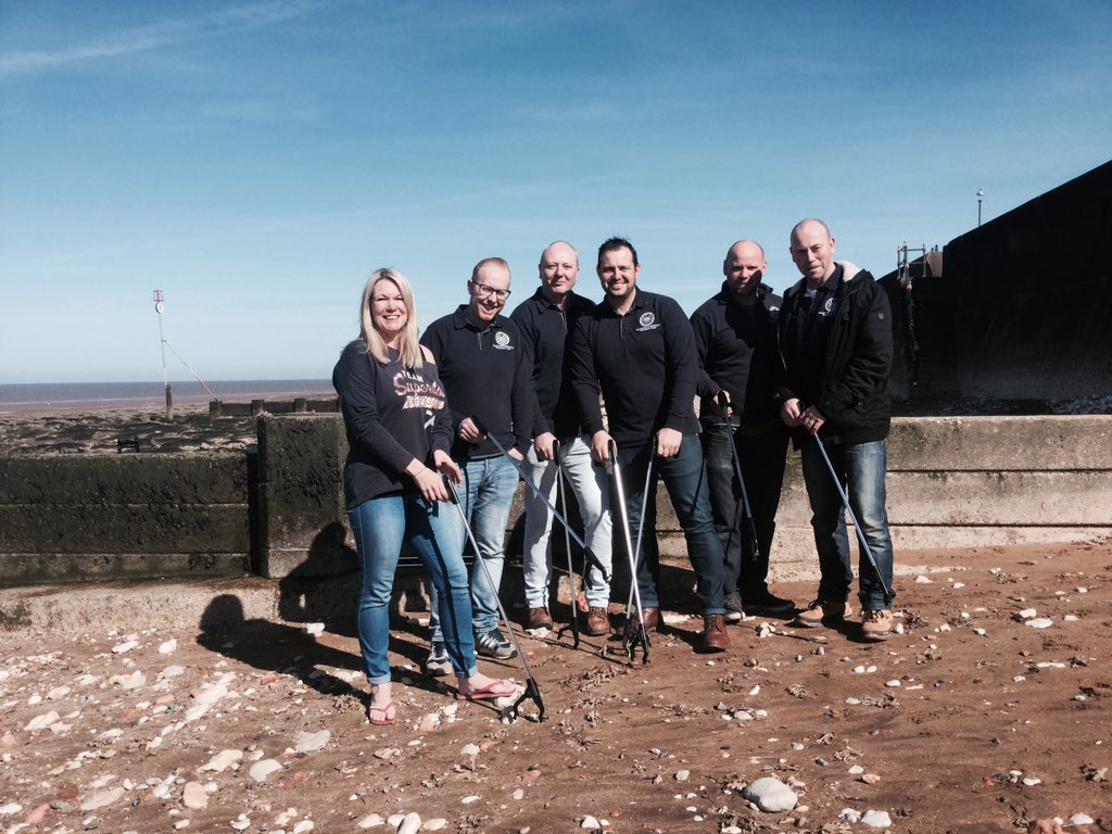 HunstantonRT's tweet image. Our £200 donation to @SupBarefoot for equipment to help Sam and @HunnyWsports @hunstantonkayak with the beach clean.