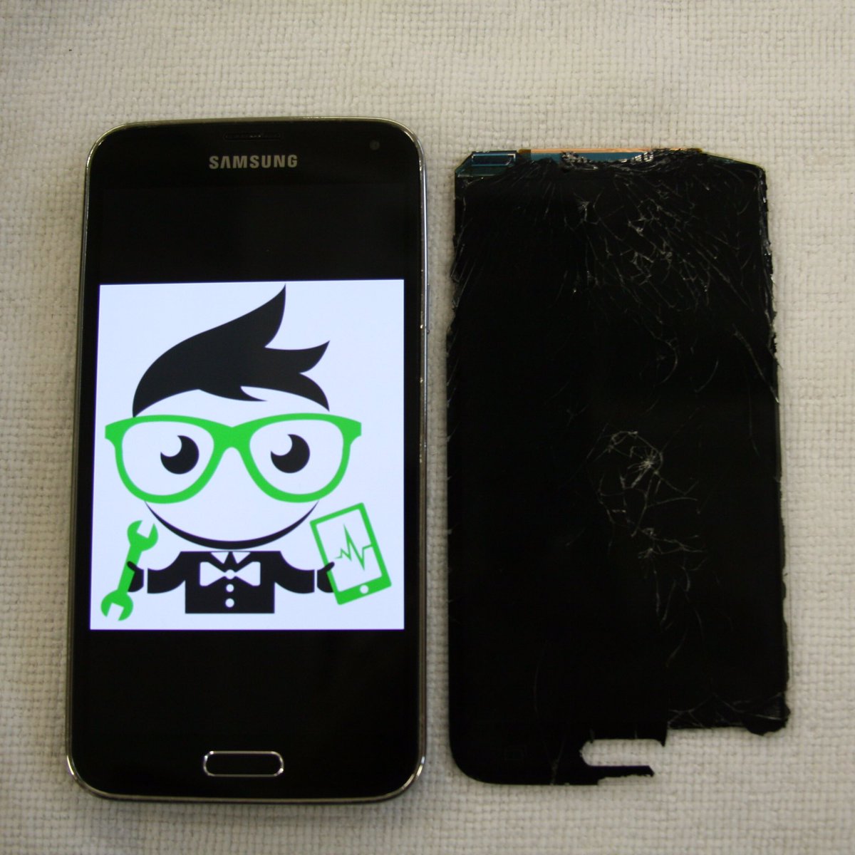 CrackdMobile's tweet image. It&apos;s not the cheap way to do it, it&apos;s the PROFESSIONAL way to do it! #Samsung #Galaxy #s5 #BeforeAndAfter #WomanOwnedBusiness