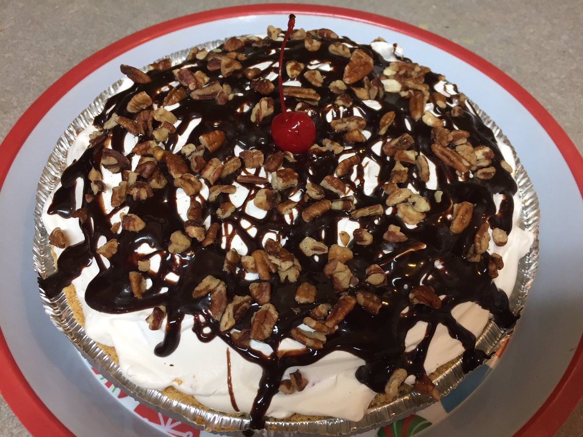 SuzyFHomemaker's tweet image. Old school Banana Split Pie. @HollywoodComic I can't be there w you,but here's a #pie. 😉 #suzyhomemaker #nobake