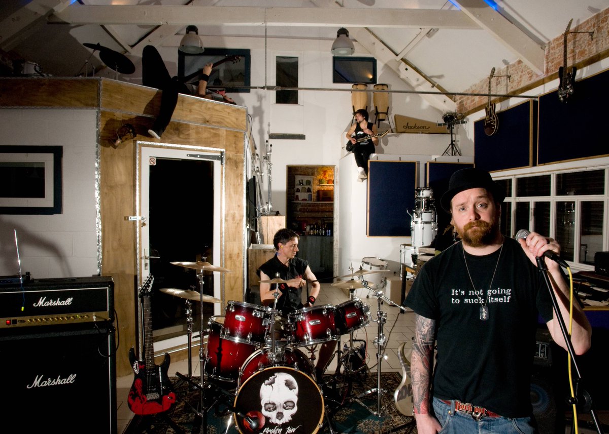 Check out this review for @BrokenJawUK from the lovely people at <a href="/GuitarQuarterly/">Guitar Quarterly</a> :-) bit.ly/2nPXuAW