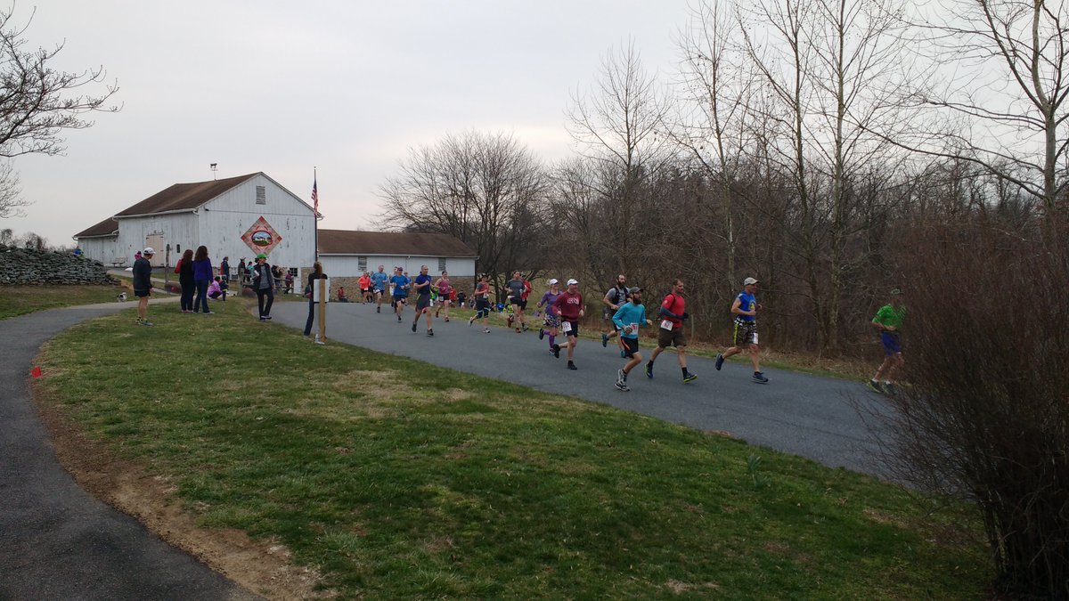 StepFarmMuseum's tweet photo. And here they come!  It's the Annual HATRun! #Run #WonderfulWeather #HATRun https://t.co/79HnL0sy6F