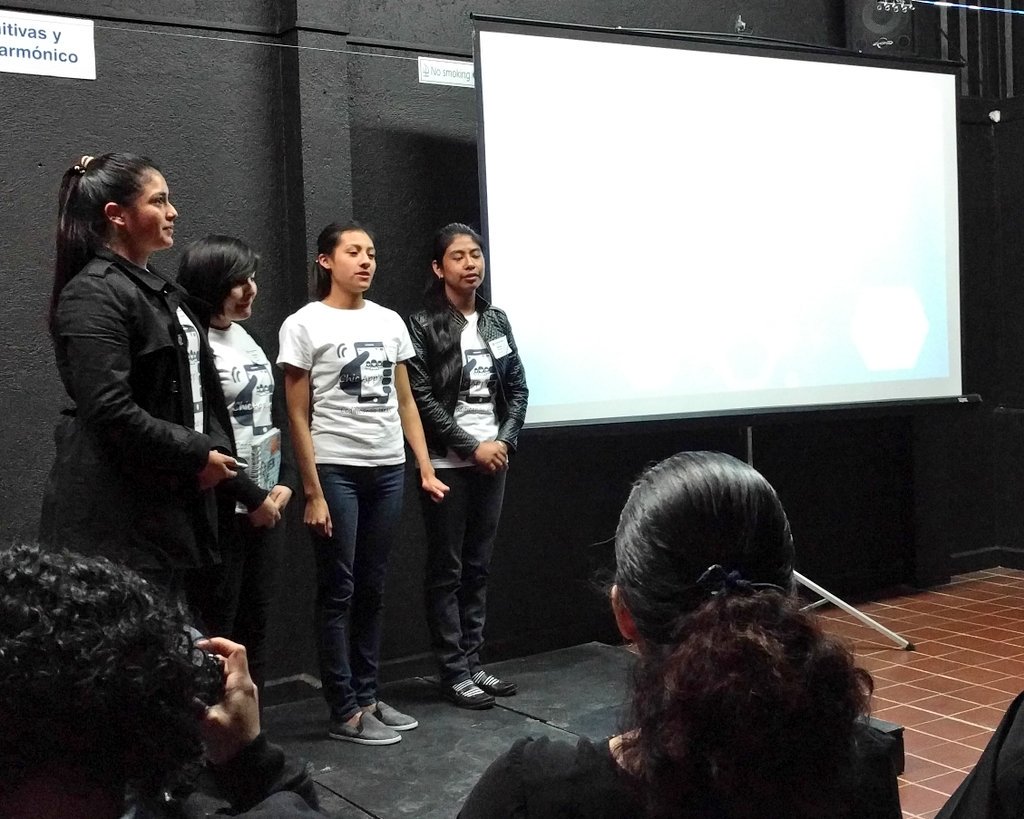 TechnovatioCDMX's tweet photo. #Chicapp's presentaron una aplicación de alerta para incidir en la paz, enfocado en una comunidad del Edo.de México #séelcambio. https://t.co/olMc3BVvgQ