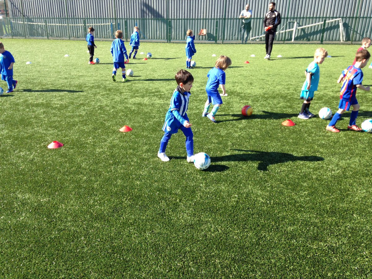 PreAcademyNW3's tweet photo. 2 different weeks, 2 different types of weather - but only one #clitheroewolves under 5s- any weather - all smiles https://t.co/LsevSpaLLy