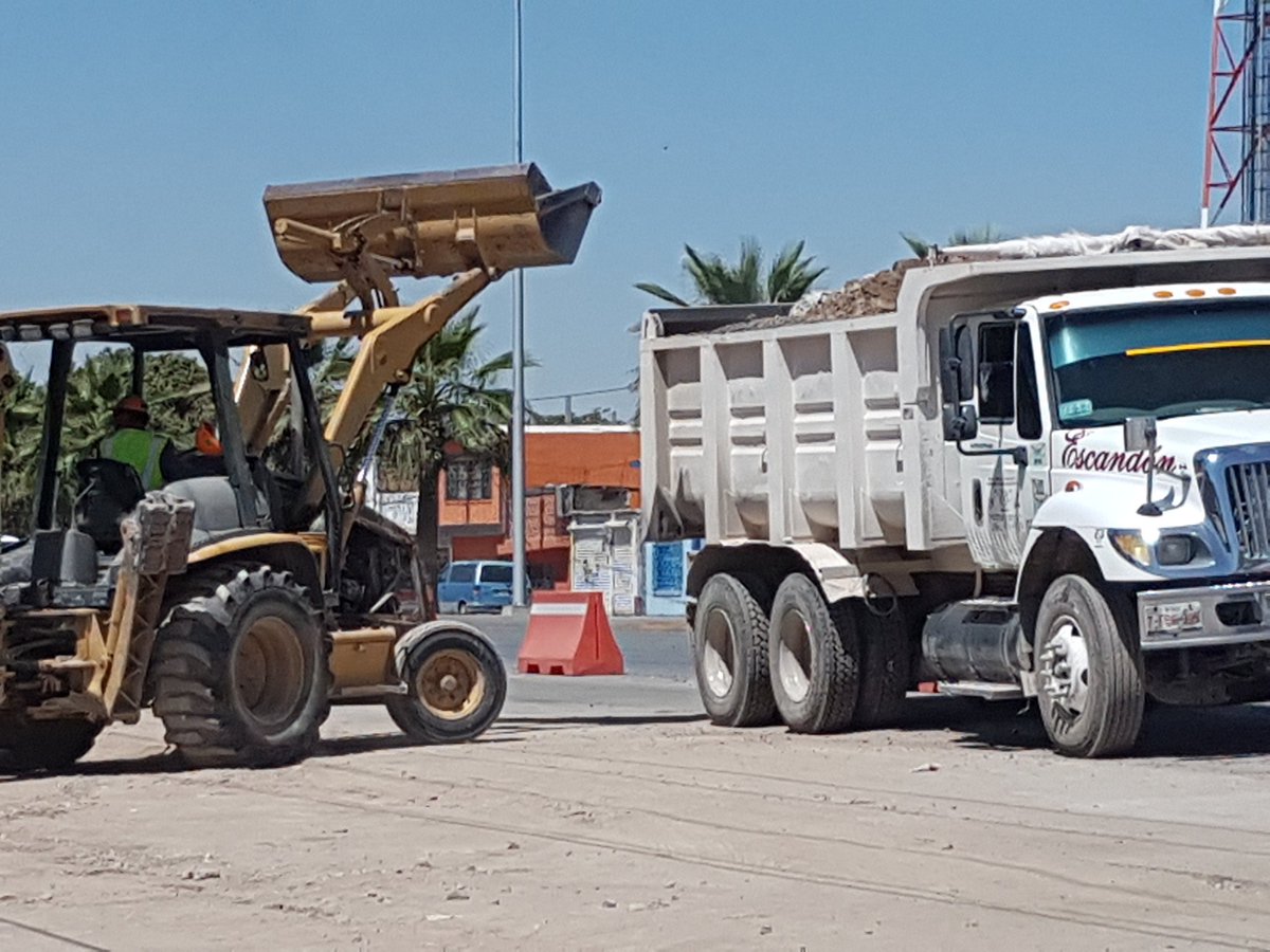 EscombroTorreon's tweet photo. @DGMATRC @mrikelme #amiTorreonnadieloensucia
Escombro de la obra del Metrobús Laguna Contaminando el lecho del RIO NAZAS en TORREÓN https://t.co/IJlf9Nt9zC