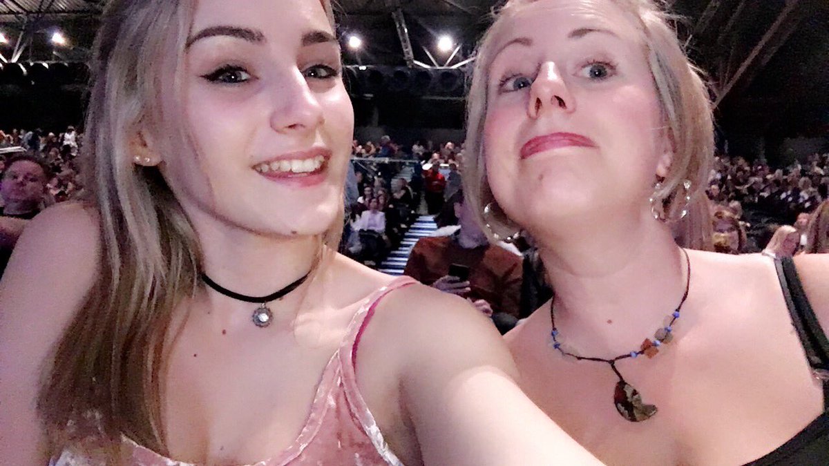 beckkyyym's tweet photo. #OllyMurs2017Tour 💗💗 https://t.co/kYqhqR9nkV