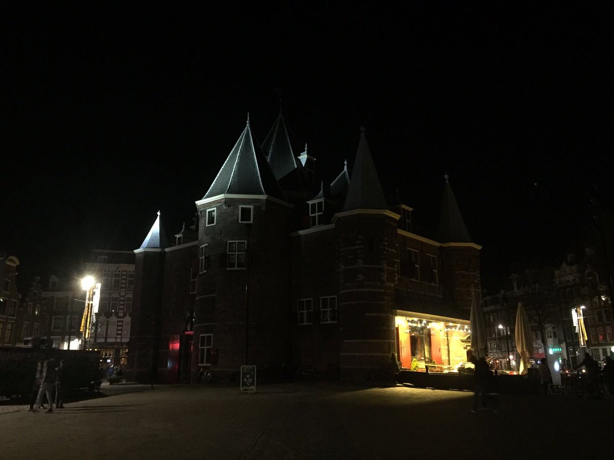 De Waag in #Amsterdam in het duister voor #EarthHour!