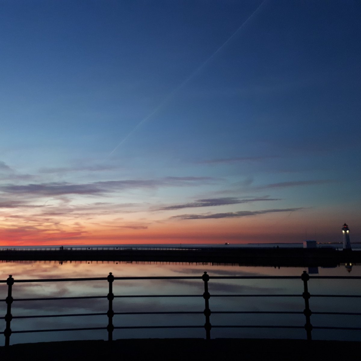 One2One_DS's tweet photo. Beautiful night off enjoying family time for @One2One_DS team 😍 #nofilter #sunset #beautiful @MarinePoint_NB @NewBrighton_ @Visit_Wirral @ https://t.co/A2JaT8mJpZ