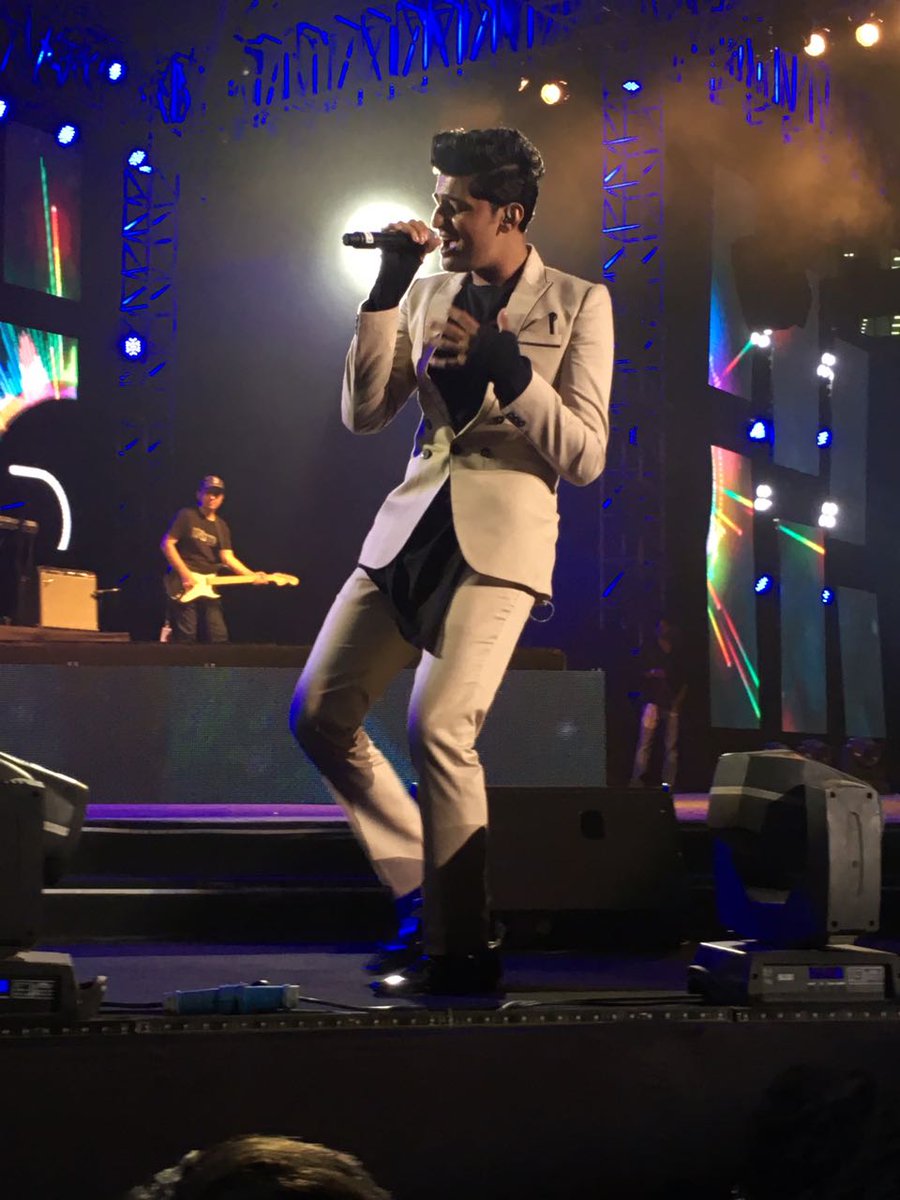sanskargoyal7's tweet photo. @DarshanRavalDZ  u were amazing i wanted to see your performance live from past on year and because of @YouTubeFanFest it was possible #ytff https://t.co/QLmt13HUBM