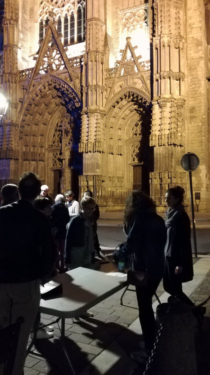 sensorun_tours's tweet photo. 🎵 Cathédrale, atelier sensoriel sur l'ouïe. Belle osmose entre le patrimoine de la @villedetours, bénévoles et participants ! https://t.co/aIMbjo6Mu4