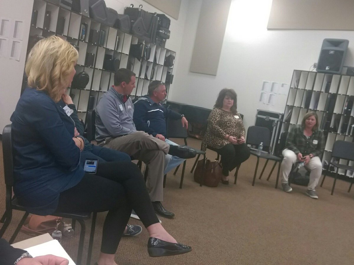 RhondaHarlow's tweet photo. 1:1 implementation & standards based grading ... It's at #EdCampAdmin #oklaed https://t.co/T3WzYbNn86